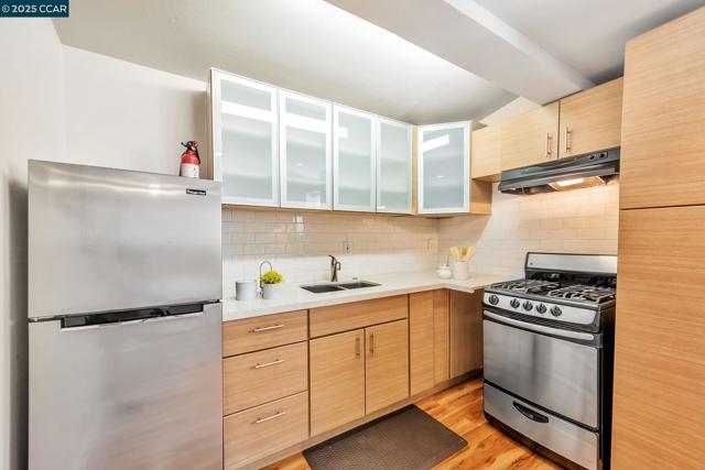 941 45Th St, Oakland CA: https://media.crmls.org/mediaz/608b4024-0cbd-44d8-b517-dfe1b0074d03.jpg