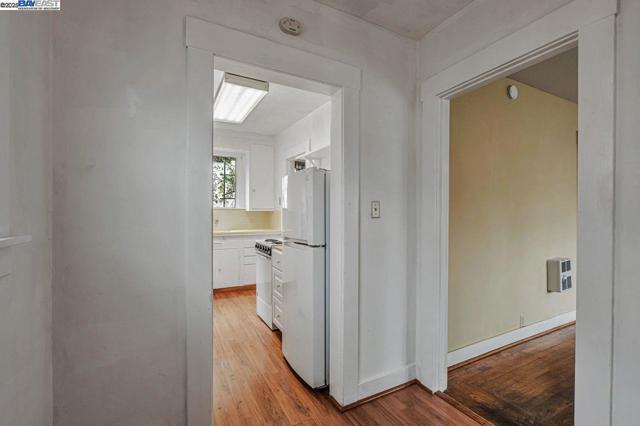 1560 Lincoln Ave #B, Alameda CA: https://media.crmls.org/mediaz/608b9c81-1767-472e-b4a1-56352411805d.jpg