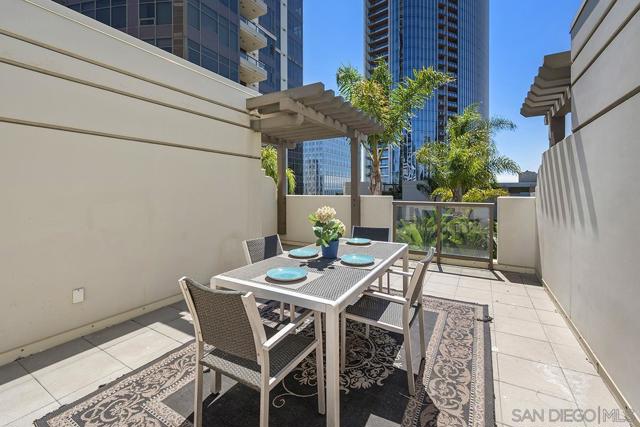 700 W E Street, San Diego CA: https://media.crmls.org/mediaz/608cd2c2-1271-482d-b149-362581e5e142.jpg