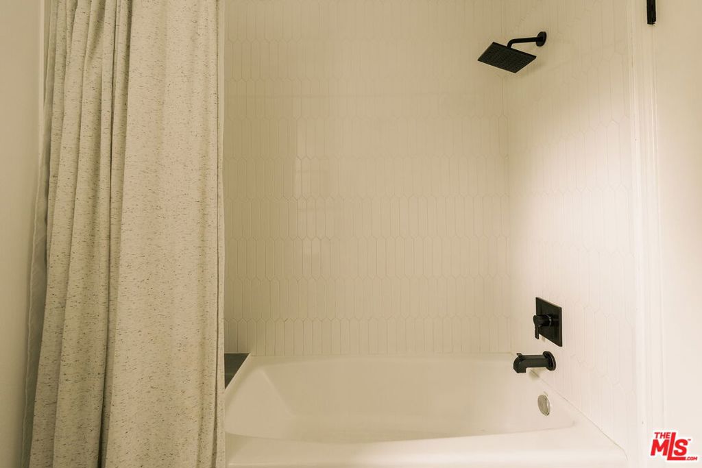 https://media.crmls.org/mediaz/608ce73a-b5d5-4f1a-844e-38c130b1ed0d.jpg?preset=X-Large