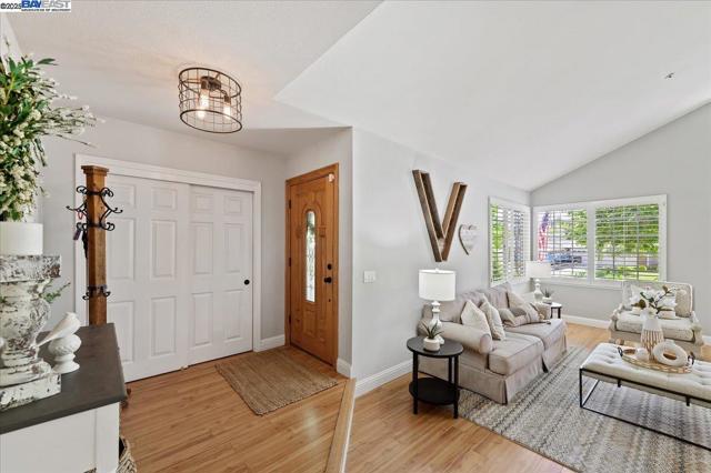335 Beverly St, Livermore CA: https://media.crmls.org/mediaz/608d7aea-f10b-4342-a2b4-9580934188f0.jpg