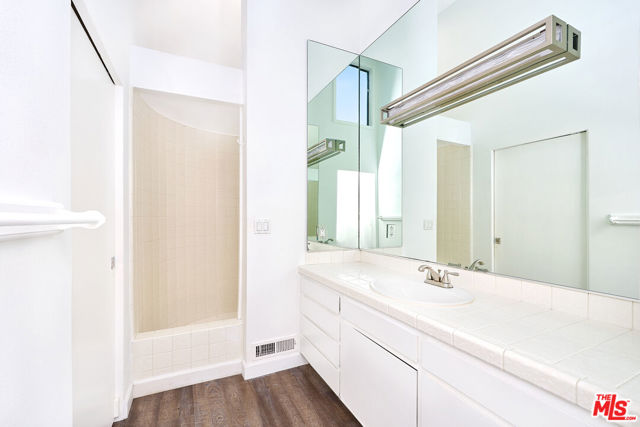 253 Fairview Street, Laguna Beach CA: https://media.crmls.org/mediaz/608d8d38-cd85-4edc-b1f8-eeffb82d6d8d.jpg