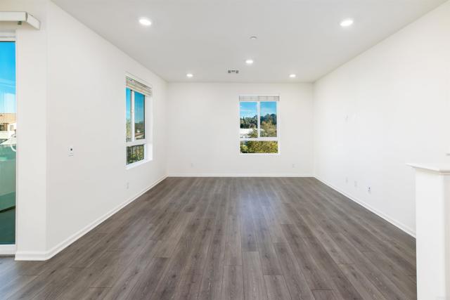 Detail Gallery Image 14 of 34 For 953 Radcliffe Trl, Vista,  CA 92081 - 2 Beds | 2 Baths