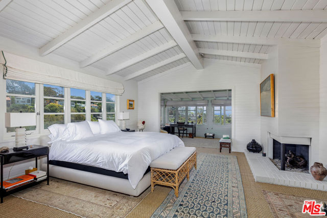 271 Amalfi Drive, Santa Monica CA: https://media.crmls.org/mediaz/608f7350-9d6d-434f-87cb-7c0f82ffebcb.jpg