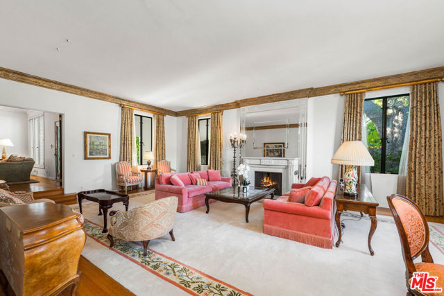 191 S Hudson Avenue, Los Angeles CA: https://media.crmls.org/mediaz/608f9064-84ae-4703-bbe0-c89f166eabef.jpg