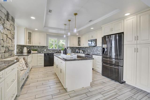 10705 Dublin Canyon Rd, Pleasanton CA: https://media.crmls.org/mediaz/6090c248-197f-4f89-b9f6-2a9894deeaab.jpg