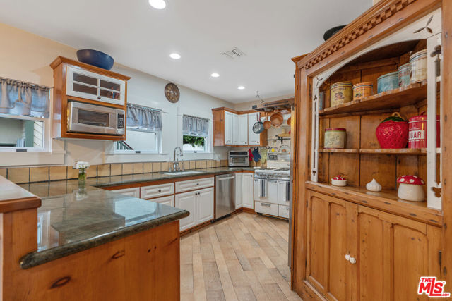 41 Vicente Terrace, Santa Monica CA: https://media.crmls.org/mediaz/6090c4a8-e372-41e4-84a4-d5743e09f903.jpg