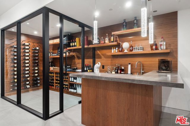 1527 Rising Glen Road, Los Angeles CA: https://media.crmls.org/mediaz/6090f959-7431-4240-99fe-501098d165c9.jpg