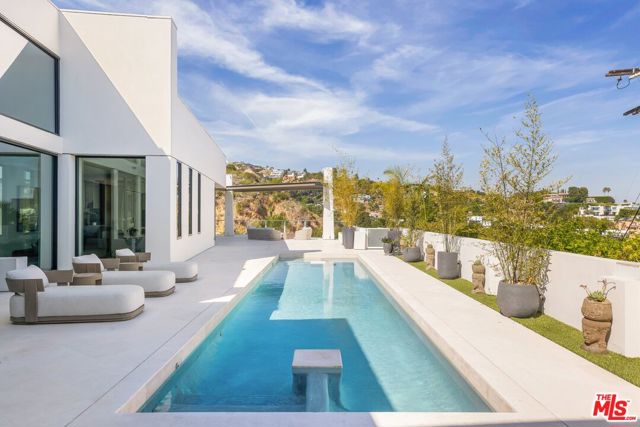9405 Sierra Mar Place, Los Angeles CA: https://media.crmls.org/mediaz/609160c9-7696-4bec-bc53-c27d1368e51b.jpg