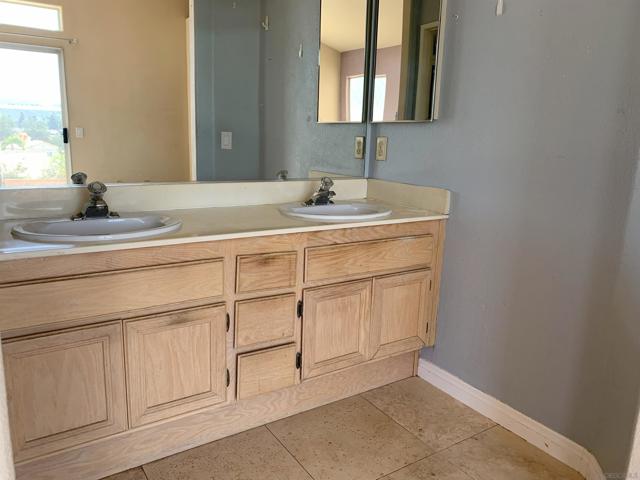 11762 Monte View Ct, El Cajon CA: https://media.crmls.org/mediaz/609231a4-d421-42e3-b449-fc42efcc1058.jpg