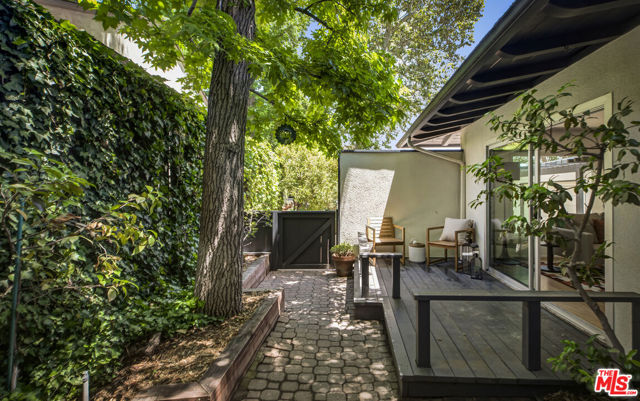 1943 Coolidge Avenue, Altadena CA: https://media.crmls.org/mediaz/60935340-66f1-4b3b-b69c-be32b7a2fac4.jpg
