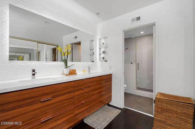 202 Estrellita Lane, Oak Park CA: https://media.crmls.org/mediaz/6093fbf1-ce39-4a2c-85d0-b52683b1f0a5.jpg
