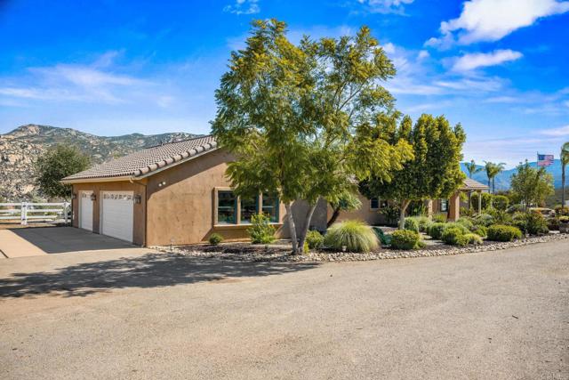 15636 Sage Hill Drive, Ramona CA: https://media.crmls.org/mediaz/6094001b-274e-48cd-a97e-3715fb5d5be4.jpg