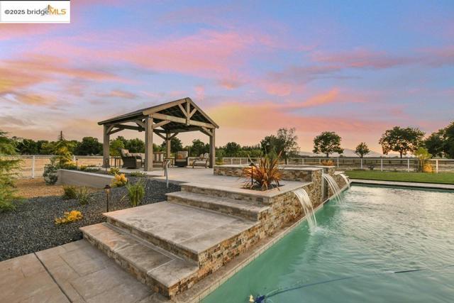 430 Ellisa Ln, Brentwood CA: https://media.crmls.org/mediaz/60945d21-a9c3-4a1c-a5b3-9b2b053b28d8.jpg