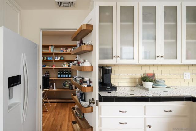 2810 Ivy Street, San Diego CA: https://media.crmls.org/mediaz/6095fec3-b3fa-4b76-ac88-819afb193297.jpg