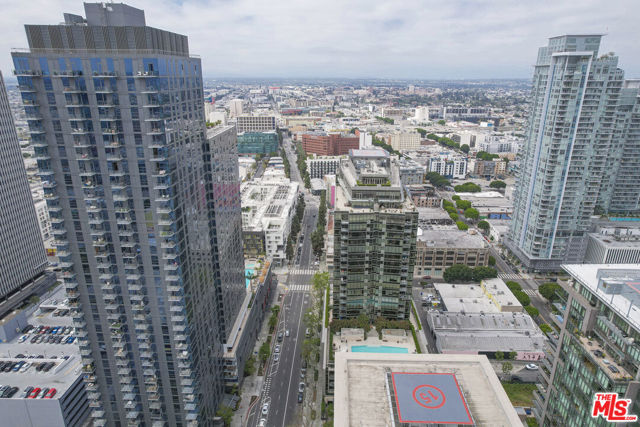 1155 S Grand Avenue, Los Angeles CA: https://media.crmls.org/mediaz/60962ccf-c1d1-40bd-b551-d1e693d509aa.jpg