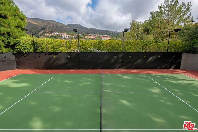 17765 Camino De Yatasto, Pacific Palisades CA: https://media.crmls.org/mediaz/6096609a-e439-49e7-8682-dc1983d87d3a.jpg