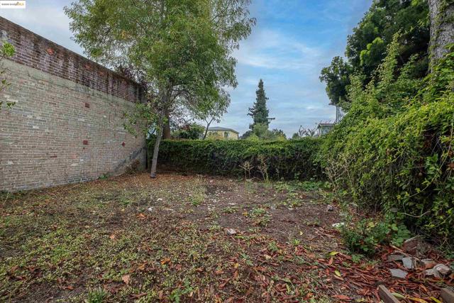 3050 Shattuck, Berkeley CA: https://media.crmls.org/mediaz/6097e938-7084-4a0d-88a7-5ae960d587d1.jpg