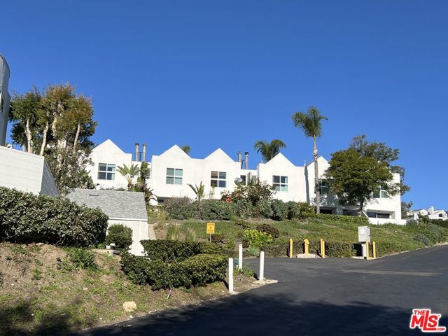 28711 Pacific Coast Highway, Malibu CA: https://media.crmls.org/mediaz/6098b5e1-e63e-44bf-88af-d8876b601e9c.jpg