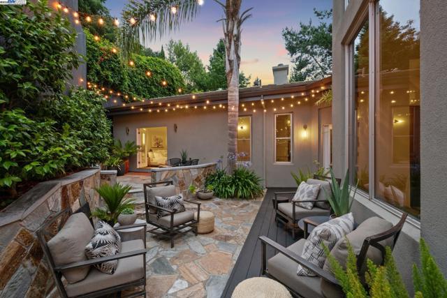 2005 TUNNEL RD, Oakland CA: https://media.crmls.org/mediaz/6098f5e7-81cc-43e4-8b5a-da54639186fd.jpg