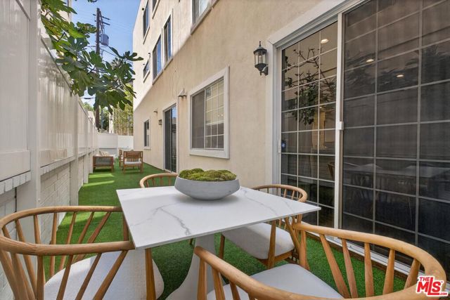 315 N Swall Drive, Beverly Hills CA: https://media.crmls.org/mediaz/6099fd60-7ec8-454f-929c-5d5862ceb180.jpg