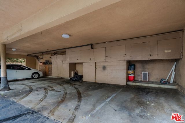 13343 Victory Boulevard, Van Nuys CA: https://media.crmls.org/mediaz/609b4ce7-5f13-460d-b14e-8a87d1d95c1e.jpg