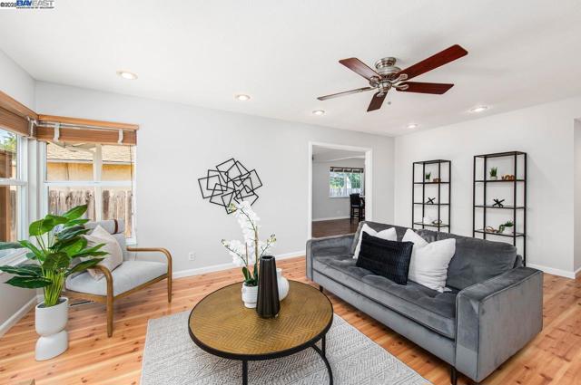 285 Edythe St, Livermore CA: https://media.crmls.org/mediaz/609baf80-1498-4d09-af56-56b24909d777.jpg