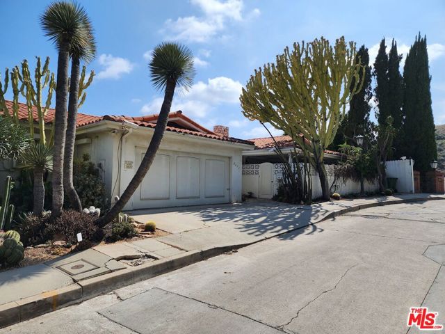 2071 Castilian Dr, Los Angeles, CA 90068