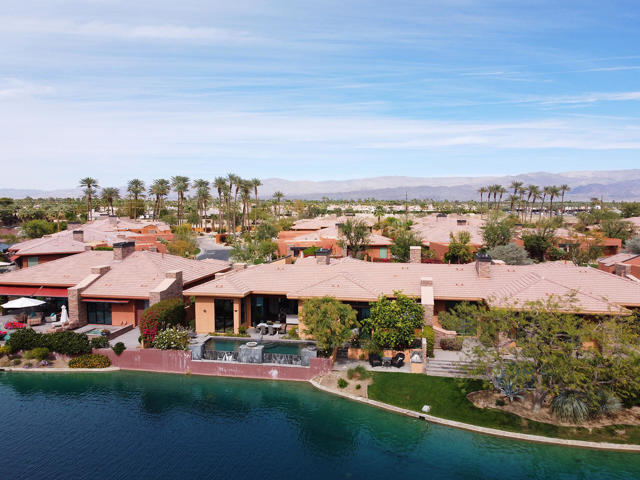 50135 Camino Privado, La Quinta CA: https://media.crmls.org/mediaz/609c4b3b-0791-48de-8f13-fab3058add56.jpg