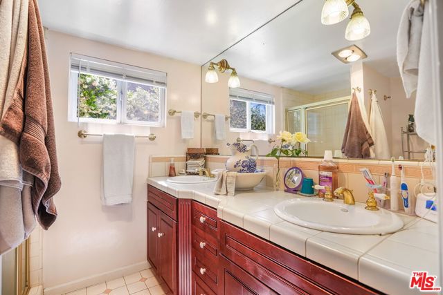 3007 W Clark Avenue, Burbank CA: https://media.crmls.org/mediaz/609ce349-ac3e-4d42-91b0-126df6270176.jpg