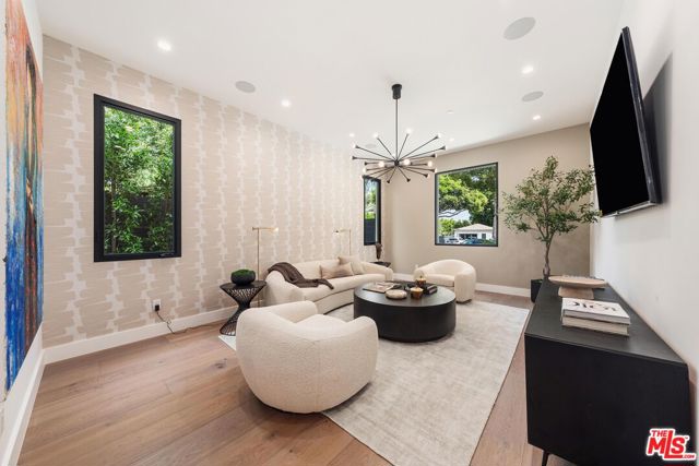 1213 Pine Street, Santa Monica CA: https://media.crmls.org/mediaz/609d9231-91f1-4b60-ba51-09c67f9cf44e.jpg