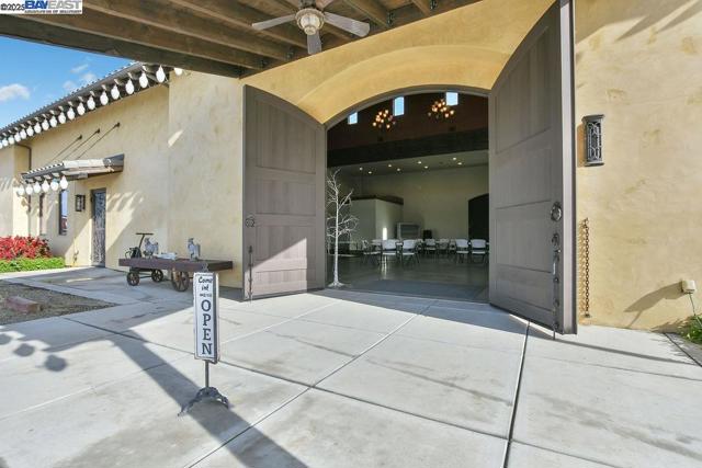 8091 Balfour Rd, Brentwood CA: https://media.crmls.org/mediaz/609e0f40-3b94-4f06-839a-bd722f42ed8e.jpg
