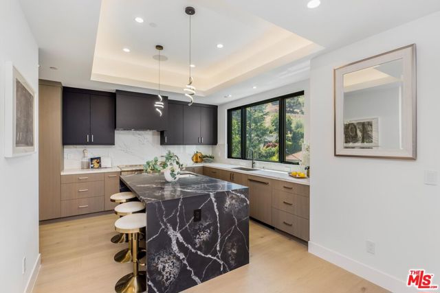 14899 Round Valley Drive, Sherman Oaks CA: https://media.crmls.org/mediaz/609e836b-842f-495a-a5c2-dda92ae224af.jpg