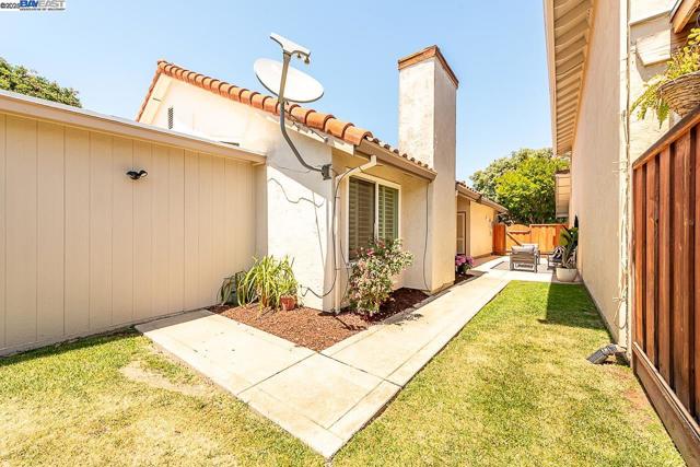33036 Soquel St, Union City CA: https://media.crmls.org/mediaz/609f0f9b-81d8-4ecd-92c6-1dd0118c51e7.jpg