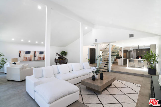3585 Alana Drive, Sherman Oaks CA: https://media.crmls.org/mediaz/609ff49d-5054-4870-a010-34cf06cbbb90.jpg