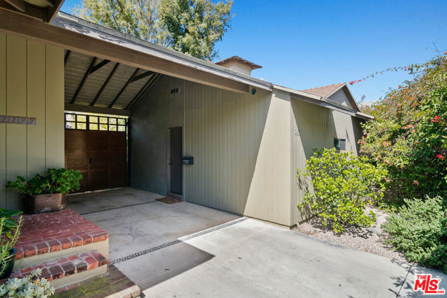 2299 Beverwil Drive, Los Angeles CA: https://media.crmls.org/mediaz/60a0421f-f4d5-452e-9341-b2bf3c80b752.jpg