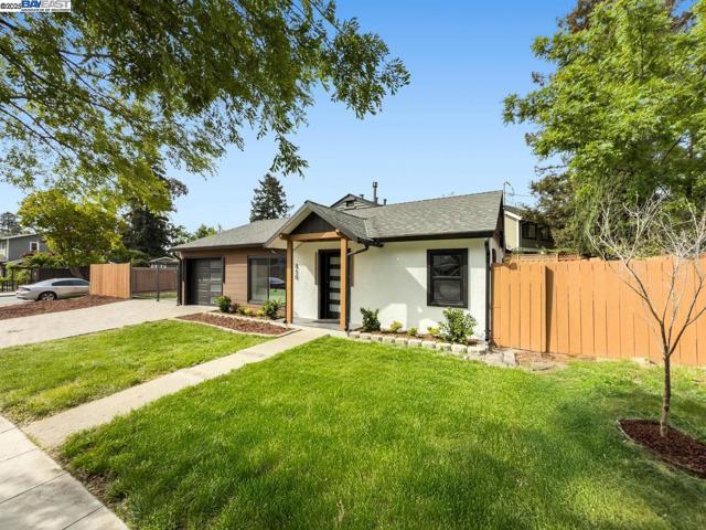 450 Lancaster Way, Redwood City CA: https://media.crmls.org/mediaz/60a08217-a0d2-441d-ac98-8f37312b448d.jpg