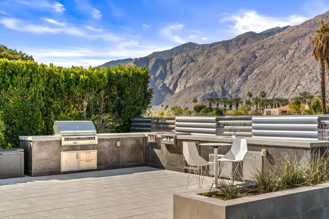 427 N Avenida Caballeros, Palm Springs CA: https://media.crmls.org/mediaz/60a0f8b3-3999-4ecd-af5c-ce945ed29d16.jpg