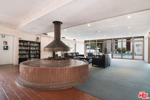 6000 Canterbury Drive, Culver City CA: https://media.crmls.org/mediaz/60a148fb-5eb5-4905-8c51-f5d8d267f871.jpg