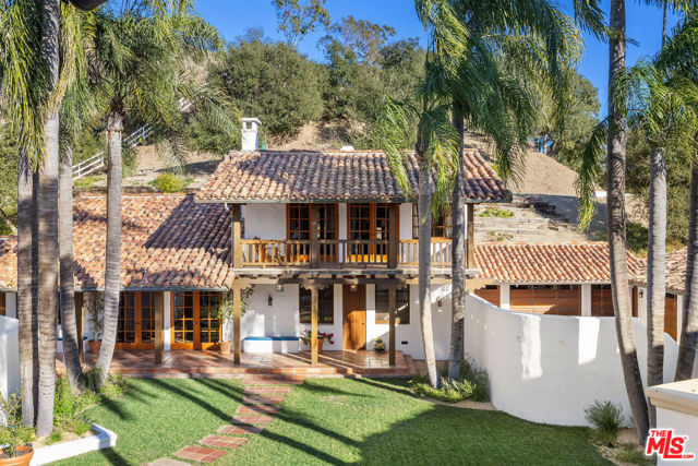 25127 Jim Bridger Road, Hidden Hills CA: https://media.crmls.org/mediaz/60a15d50-b680-4a35-85c0-9dbf0ce35cb5.jpg
