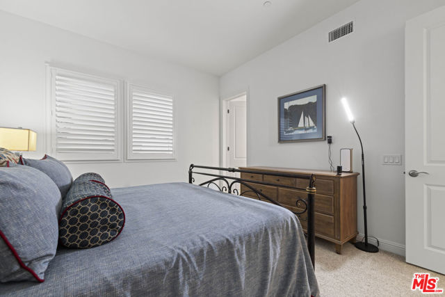 20162 W Cromwell Way, Porter Ranch CA: https://media.crmls.org/mediaz/60a27137-d3db-4e63-b55a-a27e5b4a1602.jpg