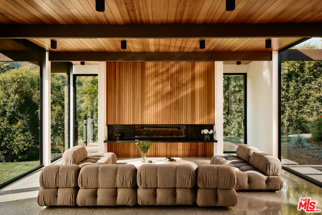 5637 Busch Drive, Malibu CA: https://media.crmls.org/mediaz/60a346d1-a837-4eb7-a27b-df5e749ce346.jpg