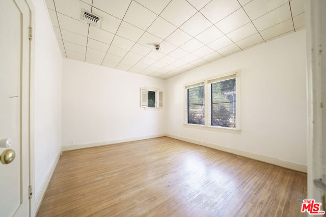 4804 La Canada Boulevard, La Canada Flintridge CA: https://media.crmls.org/mediaz/60a46150-dc2f-45db-8324-d3d400ca3811.jpg