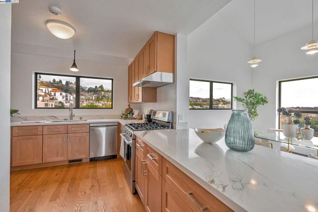 1522 Grand View Drive, Berkeley CA: https://media.crmls.org/mediaz/60a46b29-b11b-4ce4-962f-a10855b9f273.jpg