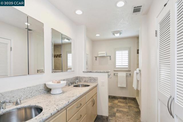 1555 Pebblebrook Ct, Walnut Creek CA: https://media.crmls.org/mediaz/60a48ae1-68bf-4b47-bbc9-f6a1661fecc2.jpg