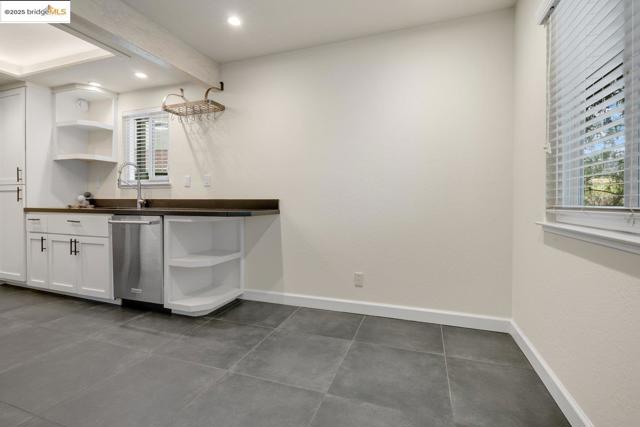 8711 Mountain Blvd, Oakland CA: https://media.crmls.org/mediaz/60a7f912-5b7b-434b-bf11-0994a6ece5e9.jpg
