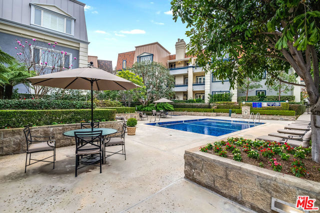 10112 EMPYREAN Way, Los Angeles CA: https://media.crmls.org/mediaz/60a7fe37-653d-46ea-a43d-1a845b0098f7.jpg