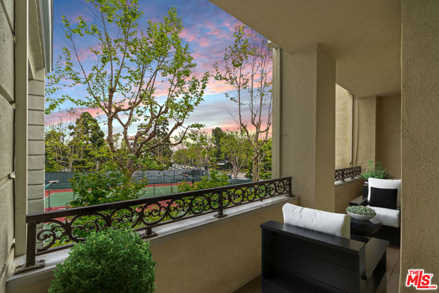 10118 Empyrean Way, Los Angeles CA: https://media.crmls.org/mediaz/60a84d2b-ebb7-4df8-b629-6df37d94951b.jpg