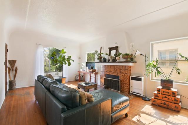 1032 Alberta Pl, San Diego CA: https://media.crmls.org/mediaz/60a874cb-4855-413d-bd33-c6f6ddf98f9e.jpg