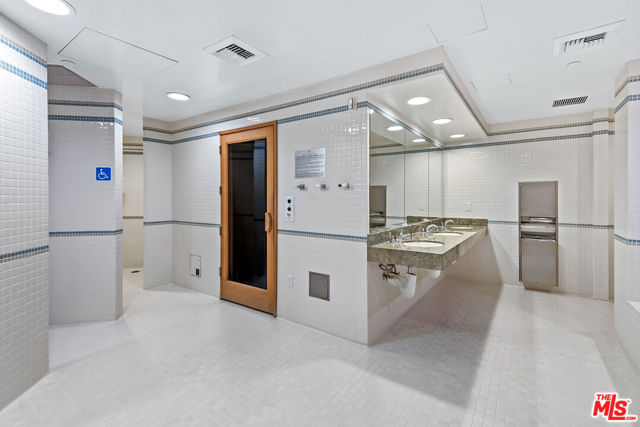 13600 MARINA POINTE Drive, Marina del Rey CA: https://media.crmls.org/mediaz/60a89ce4-99a2-4001-88eb-5e48afdd7b13.jpg